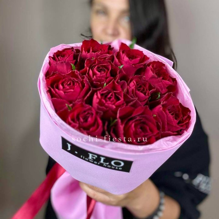 11 красных роз мадам ред в Иваново
