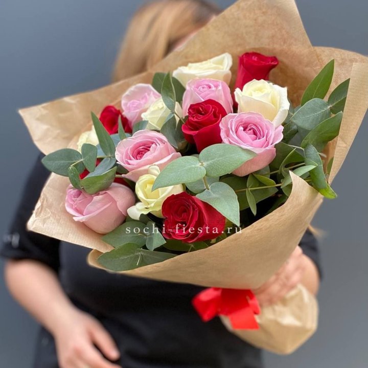 Букет из 15 роз с эвкалиптом в Иваново