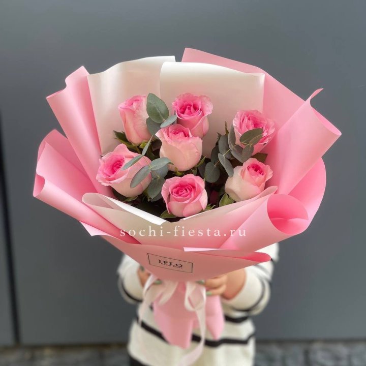 7 роз с эвкалиптом в Иваново