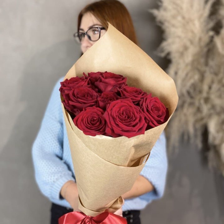 9 красных роз в крафте в Иваново