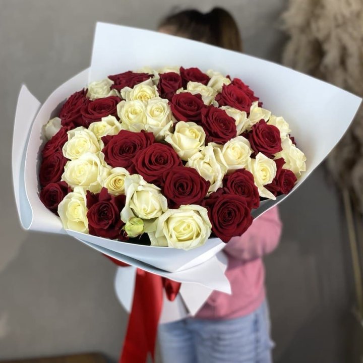 51 красная и белая роза в Иваново