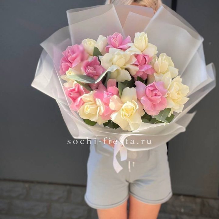 15 бело-розовых роз в Иваново