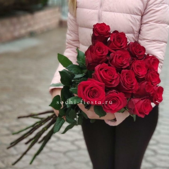 15 высоких красных роз в Иваново