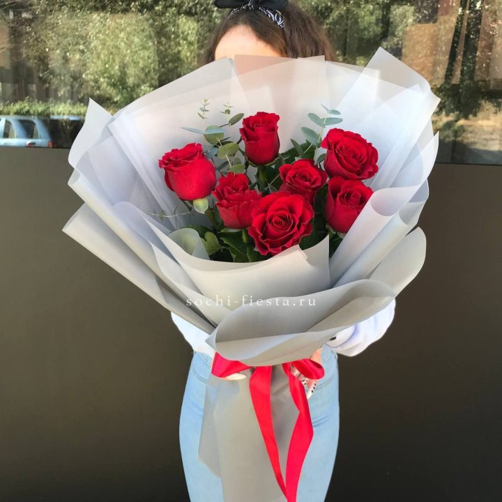 7 красных роз с эвкалиптом  в Иваново