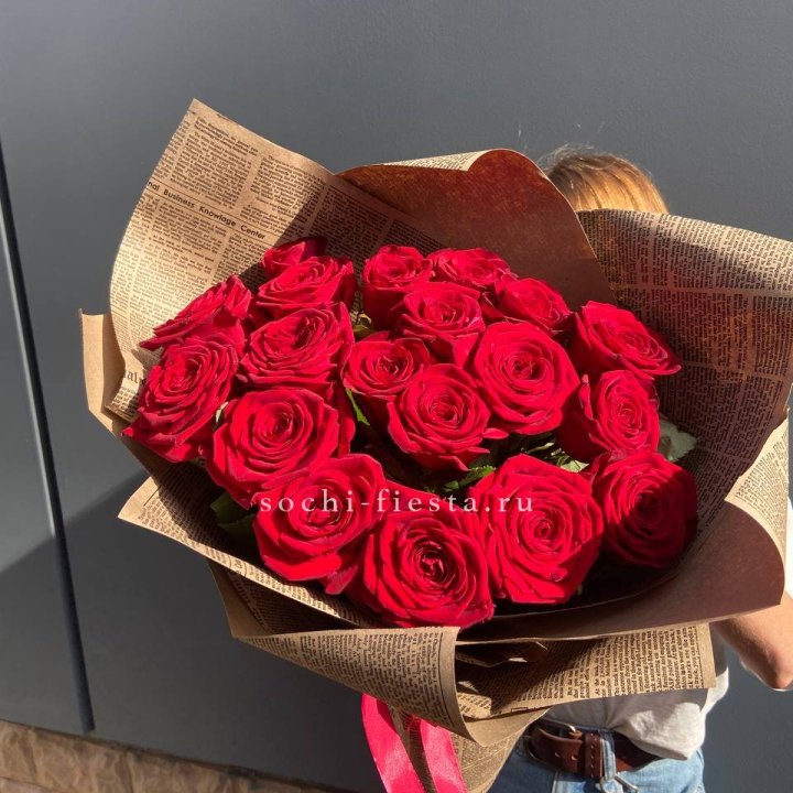 19 красных роз Леди Крафт в Иваново