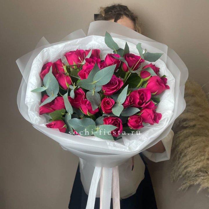 25 малиновых роз с эвкалиптом в Иваново