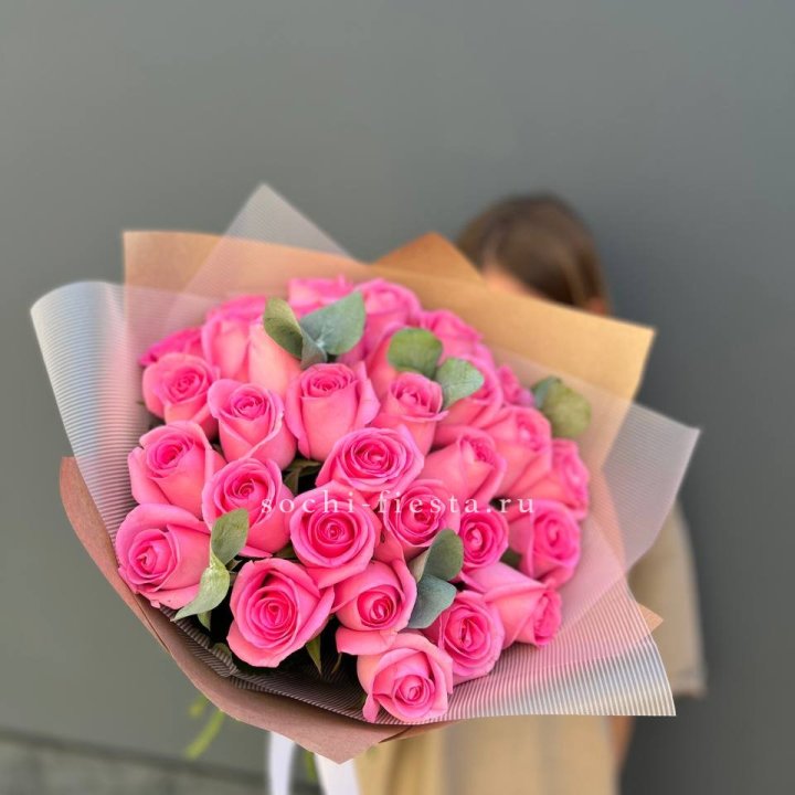 31 розовая роза с эвкалиптом в Иваново