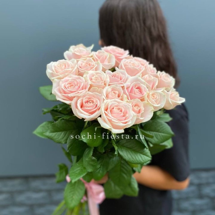 Высокие розовые розы в Иваново