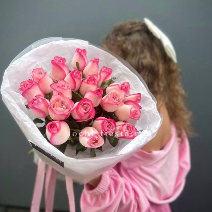 21 розовые розы Венди  в оформлении в Иваново