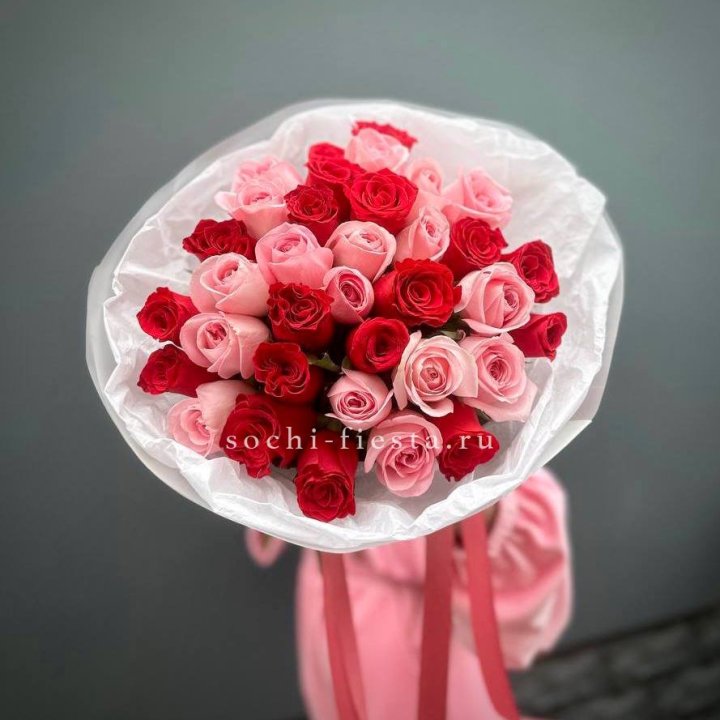 Букет красных и розовых 35 роз в Иваново