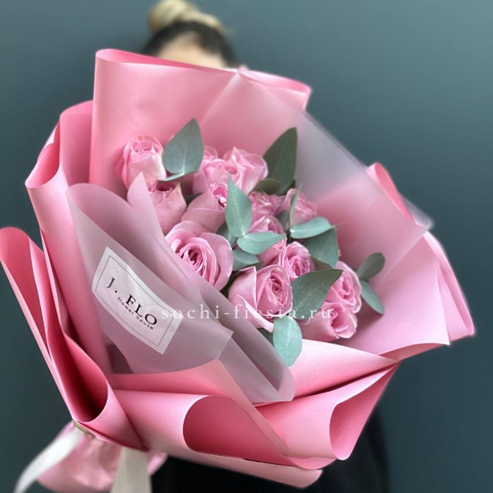 15 Розовых роз с эвкалиптом в Иваново