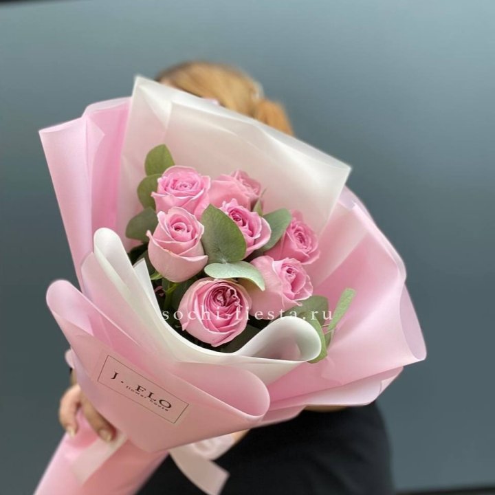 7 розовых роз с эвкалиптом в Иваново
