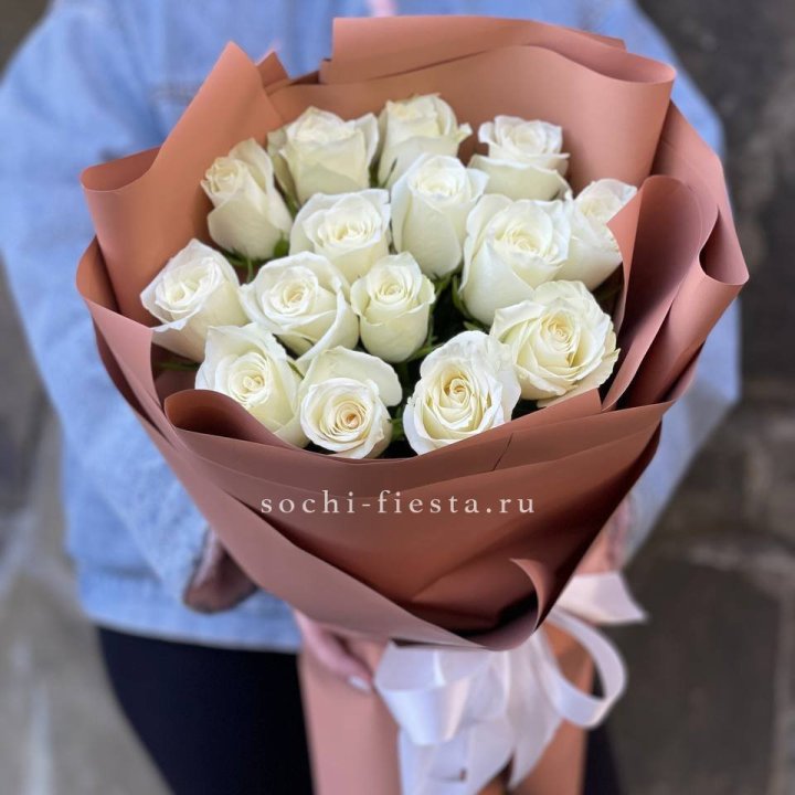 15 белых роз сиена в Иваново