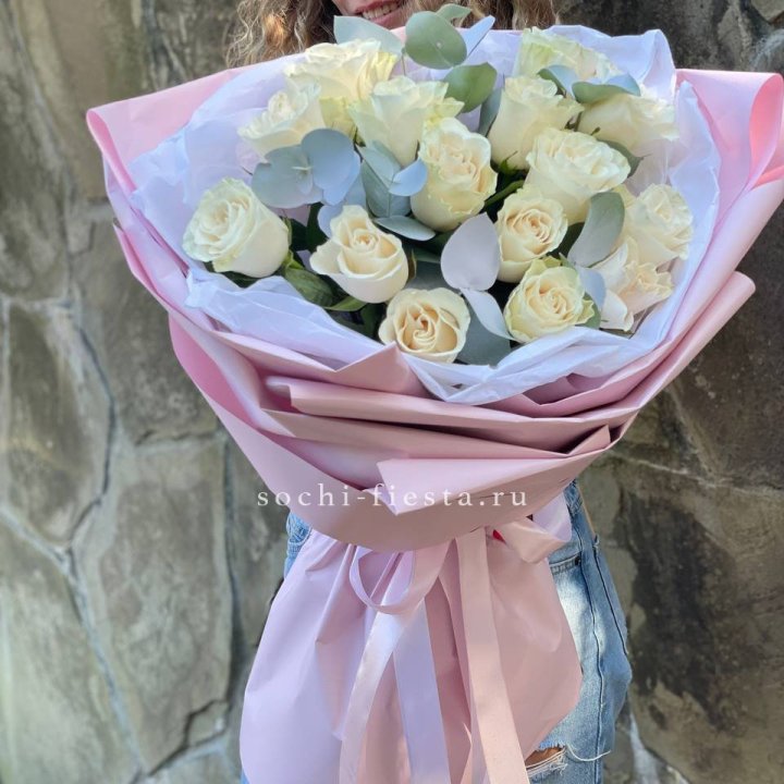 Белые розы в авторском оформлении в Иваново