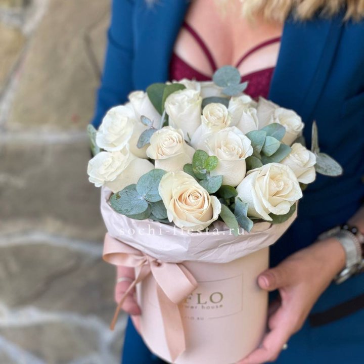 Цилиндр из белых роз в Иваново