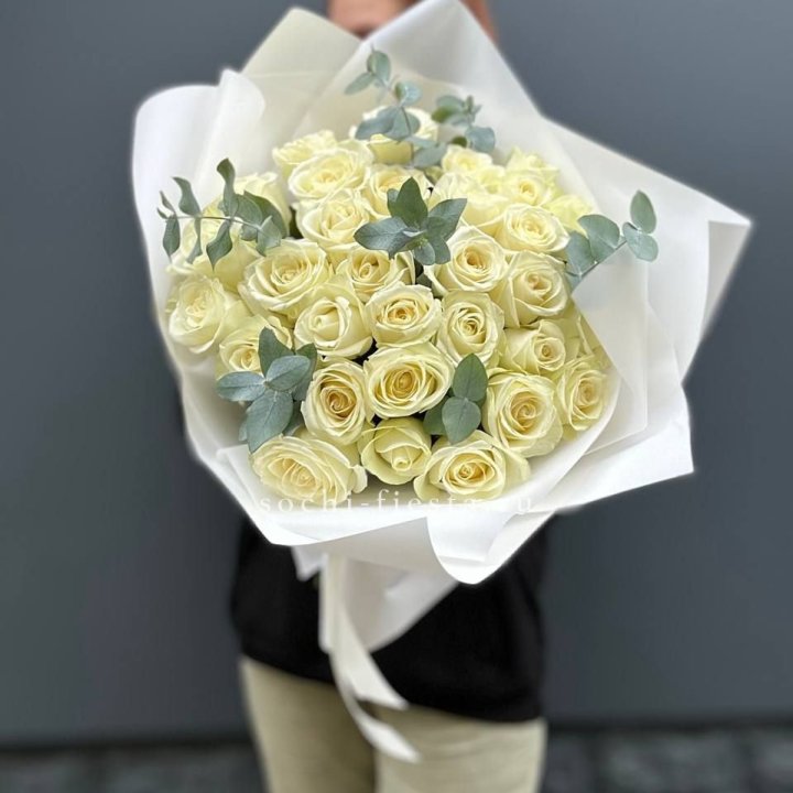 31 белая роза с эвкалиптом в Иваново