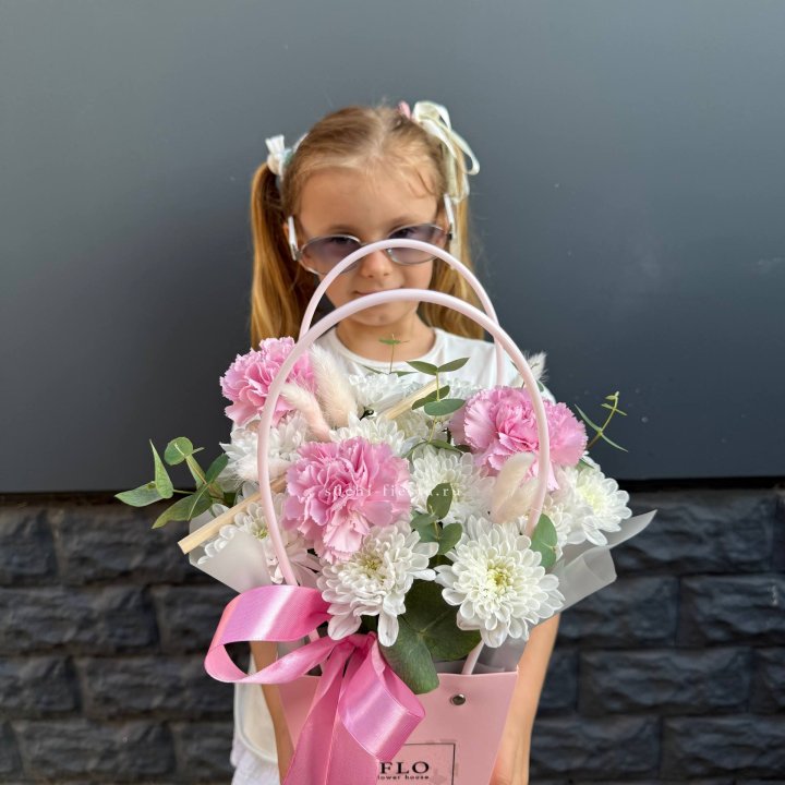 Сумочка из стойких хризантем и диантуса в Иваново