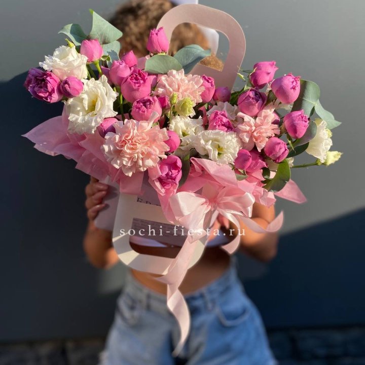 Сумочка с кустовой розой и диантусами в Иваново